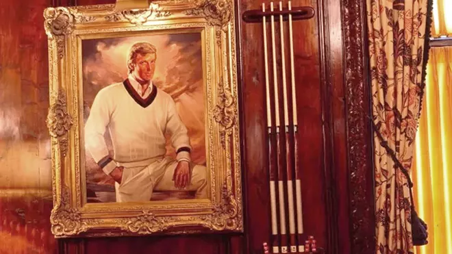 صورة شخصية لترامب معلقة على جدار في قاعة البلياردو في منتجع "مار الاغو"